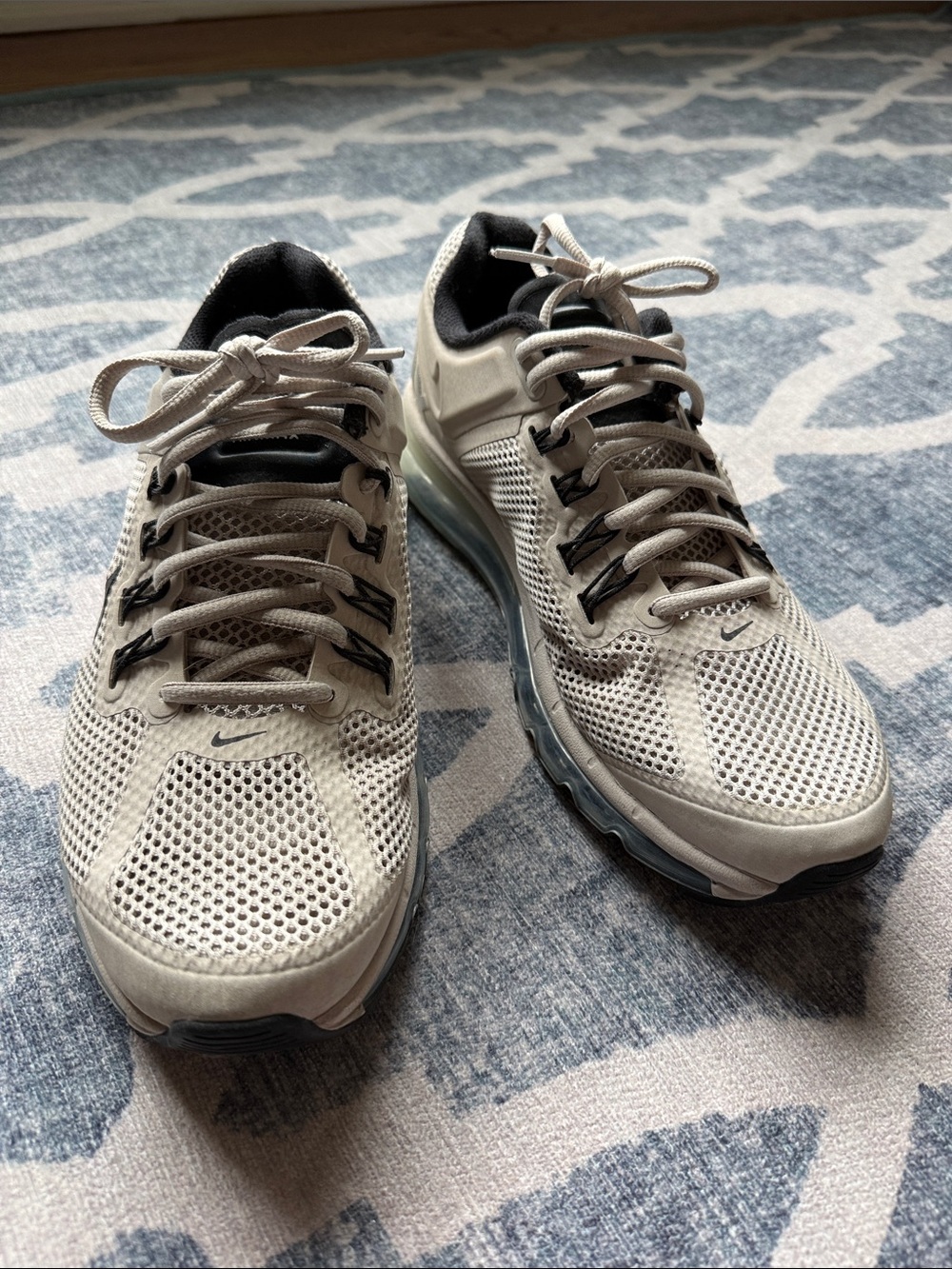 Nike Men’s air max Light Gray and Black Breathable Athletic Sneakers